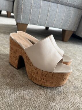 SCHUTZ Dalle Cutout Nubuck Sandal in Pearl